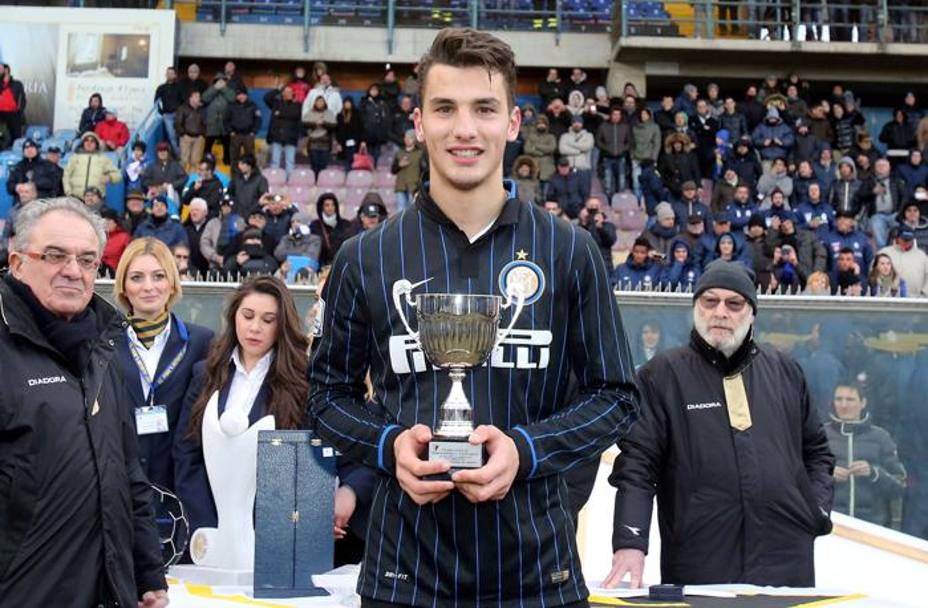 Federico Bonazzoli, premiato come Golden Boy, miglior giocatore del torneo. Pegaso News